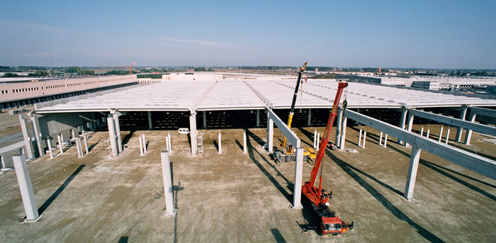 Strutture prefabbricate in fase assemblaggio Strutture prefabbricate, lavori in corso
