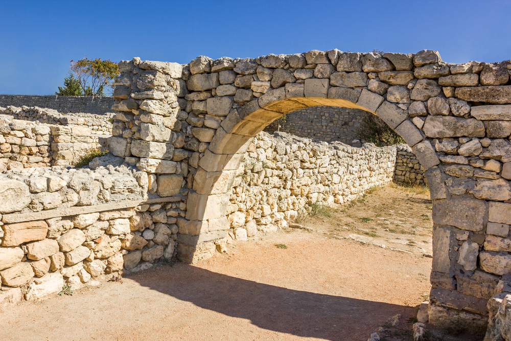 Costruzione ad arco epoca romana Una rovina in una vecchia città dei romani